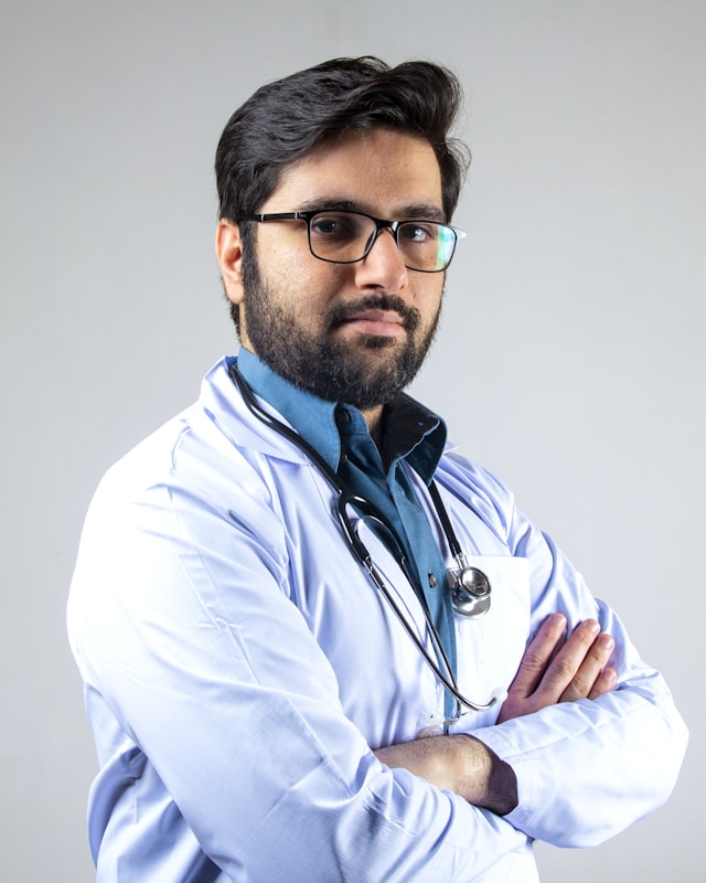 Retrato del Dr. Andrés Salas, dermatólogo, con bata blanca